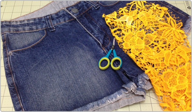 customizar shorts jeans com tecido