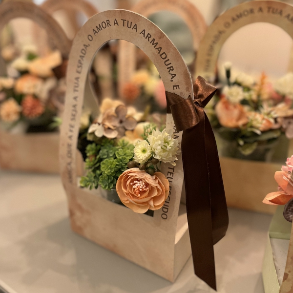 Centro de Mesa - Cesta de Papel com Flores Permanentes - Imagem 3