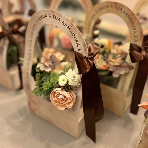 Centro de Mesa - Cesta de Papel com Flores Permanentes